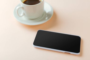 masada smartphone ve kahve Kupası yüksek açılı görünüş