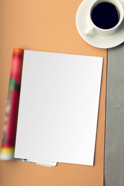 Dergi sayfaları ve kahve fincan tabağı üzerinde