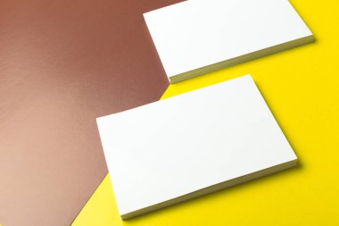 Kartvizit mockup iki renk arka plan üzerinde