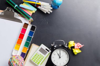 İleti örneği nesneleri dolu masa yakın çekim