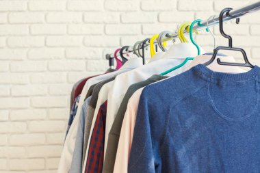 Giyim raf askıları, yakından görmek ile 