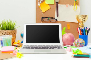 İş yerinde çeşitli renkli ileti örneği nesneler ile yaratıcı kişinin