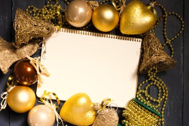 Tebrik kartı yılbaşı süsleriyle süslenir. 