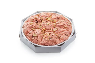 Beyaz arka plan üzerinde izole lezzetli oryantal tatlı yakın çekim 