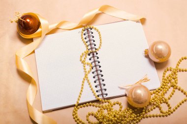 Tebrik kartı yılbaşı süsleriyle süslenir. 