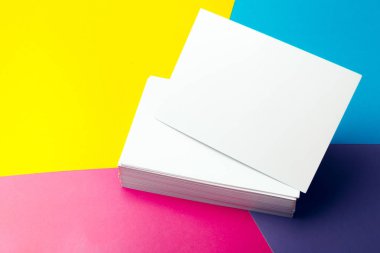 Renkli arka plan üzerinde boş kartvizit.