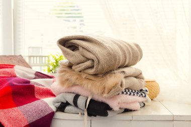 Ahşap arka plan üzerinde elbise yığını yakın çekim 