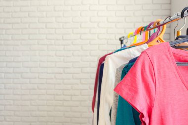 Giyim raf askıları, yakından görmek ile 