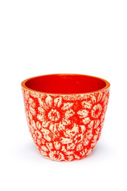 Beyaz arka plan üzerinde izole boş Saksının dibine yakın çekim  