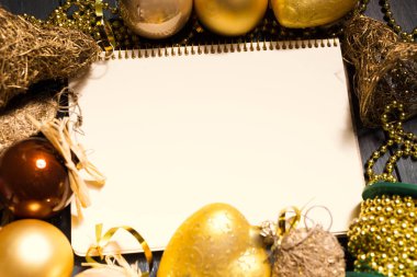 Tebrik kartı yılbaşı süsleriyle süslenir. 