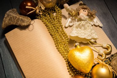 Tebrik kartı yılbaşı süsleriyle süslenir. 