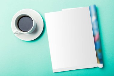 Dergi sayfaları ve kahve fincan tabağı üzerinde