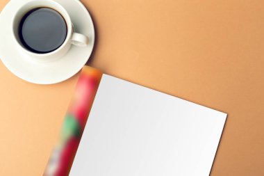 Dergi sayfaları yüksek açılı görünüş