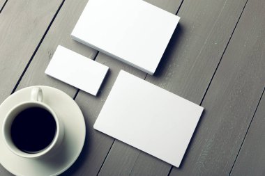 Boş kahve fincanı, kartlarla yakın çekim 