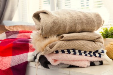 Ahşap arka plan üzerinde elbise yığını yakın çekim 