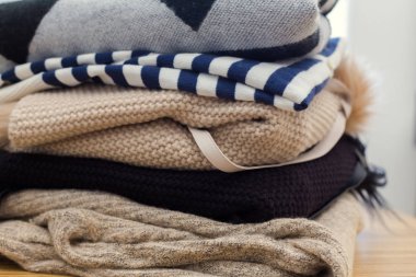 Ahşap arka plan üzerinde elbise yığını yakın çekim 