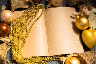 Tebrik kartı yılbaşı süsleriyle süslenir. 