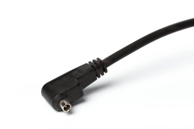 Siyah güç kablosu soketi beyaz zemin üzerine izole yakın çekim 