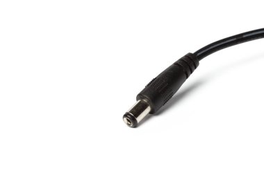 Elektrik güç adaptörü beyaz arkaplanda izole edildi