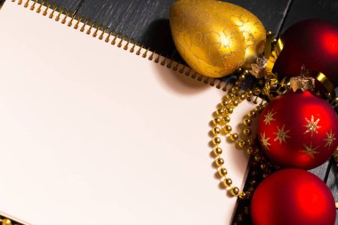 Tebrik kartı yılbaşı süsleriyle süslenir. 