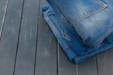 ahşap arka plan üzerinde yığılmış kot yakın çekim 