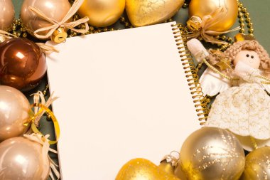 Tebrik kartı yılbaşı süsleriyle süslenir. 