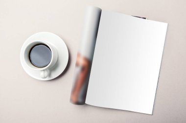 Dergi sayfaları ve kahve fincan tabağı üzerinde