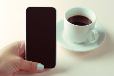 El ve kahve masada Smartphone