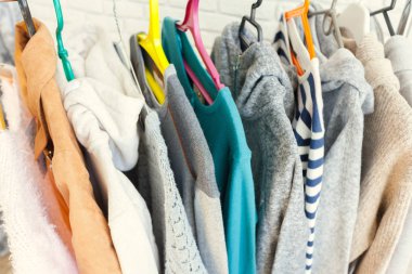 Giyim raf askıları, yakından görmek ile 