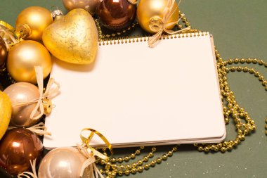 Tebrik kartı yılbaşı süsleriyle süslenir. 