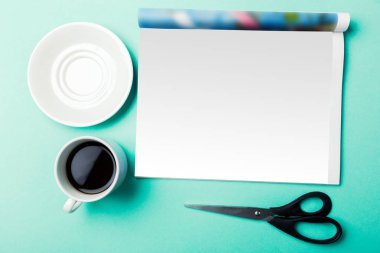 Dergi sayfaları ve kahve fincan tabağı üzerinde