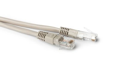 Ağ kablosunun beyaz zemin üzerine izole yakın yakın çekim 