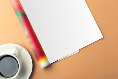 Dergi sayfaları ve kahve fincan tabağı üzerinde