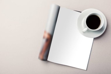 Dergi sayfaları ve kahve fincan tabağı üzerinde