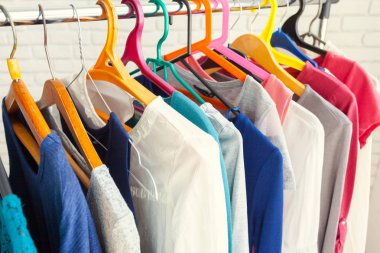 Giyim raf askıları, yakından görmek ile 