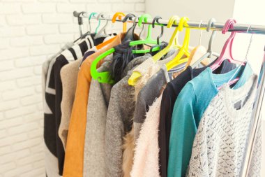 Giyim raf askıları, yakından görmek ile 