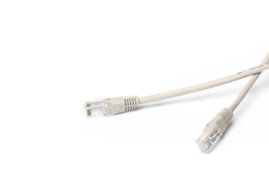 Ağ kablosunun beyaz zemin üzerine izole yakın yakın çekim 