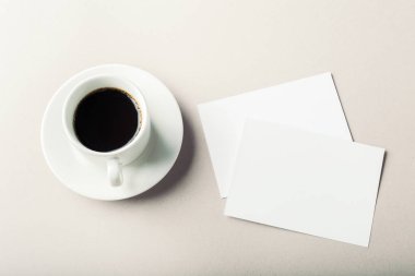 Boş kahve fincanı, kartlarla yakın çekim 