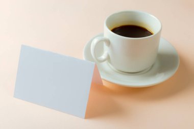 Kahve fincanı, boş kartı yakın çekim 