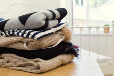 Ahşap arka plan üzerinde elbise yığını yakın çekim 