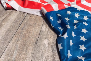 Yıpranmış rustik ahşap arka plan üzerinde Amerikan bayrağı