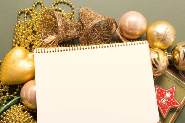 Tebrik kartı yılbaşı süsleriyle süslenir. 