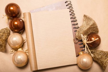 Tebrik kartı yılbaşı süsleriyle süslenir. 