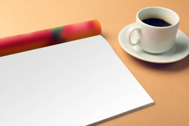 Dergi sayfaları ve kahve fincan tabağı üzerinde