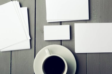 Boş kahve fincanı, kartlarla yakın çekim 