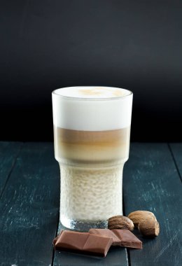 lezzetli kokteylde koyu arka planı, yakın çekim 