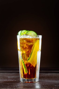 Klasik karanlık bir kokteyl bar arka plan, yakın çekim 