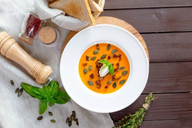 Kabak ve havuç çorbası beyaz plaka, yakın çekim 