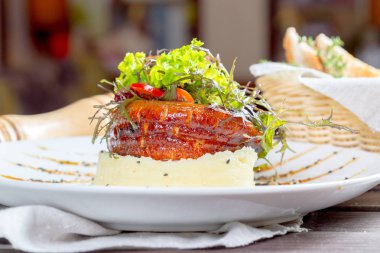 ızgara balık patates pure ile önden görünümü 