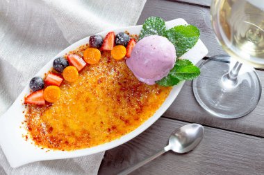 dilim kek vanilyalı dondurma beyaz tabakta ile yakın çekim 